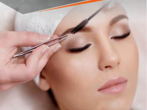Durchführung eines Augenbrauen und Wimpern Stylings bei Kosmetik Oppenheimer