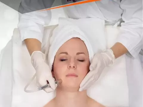 Anwendung der Diamant Mikrodermabrasion bei Kosmetik Oppenheimer